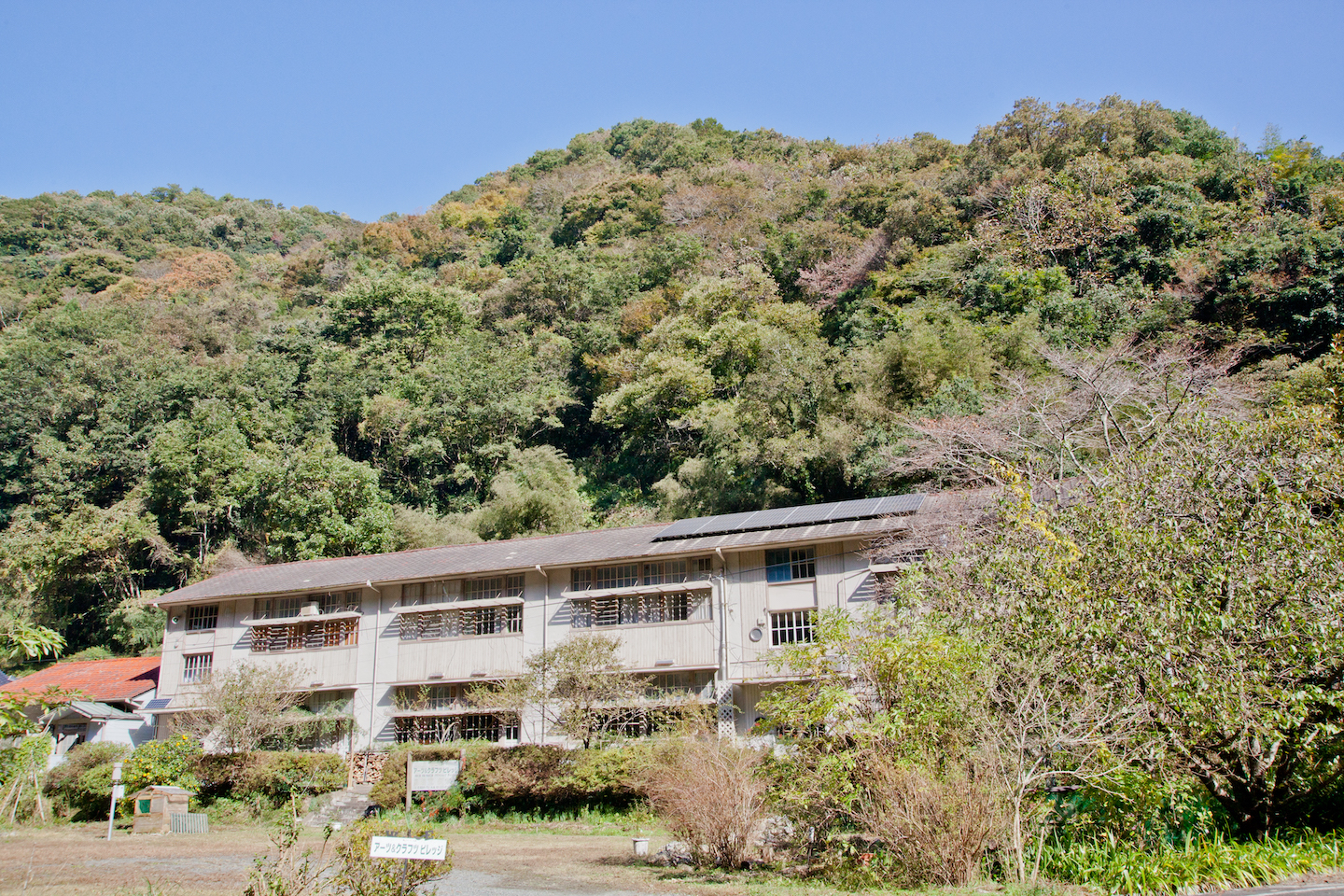 廃校になった木造校舎を活用しています。

周辺の耕作放棄地をお借りして、小さなコミュニティを作っています。