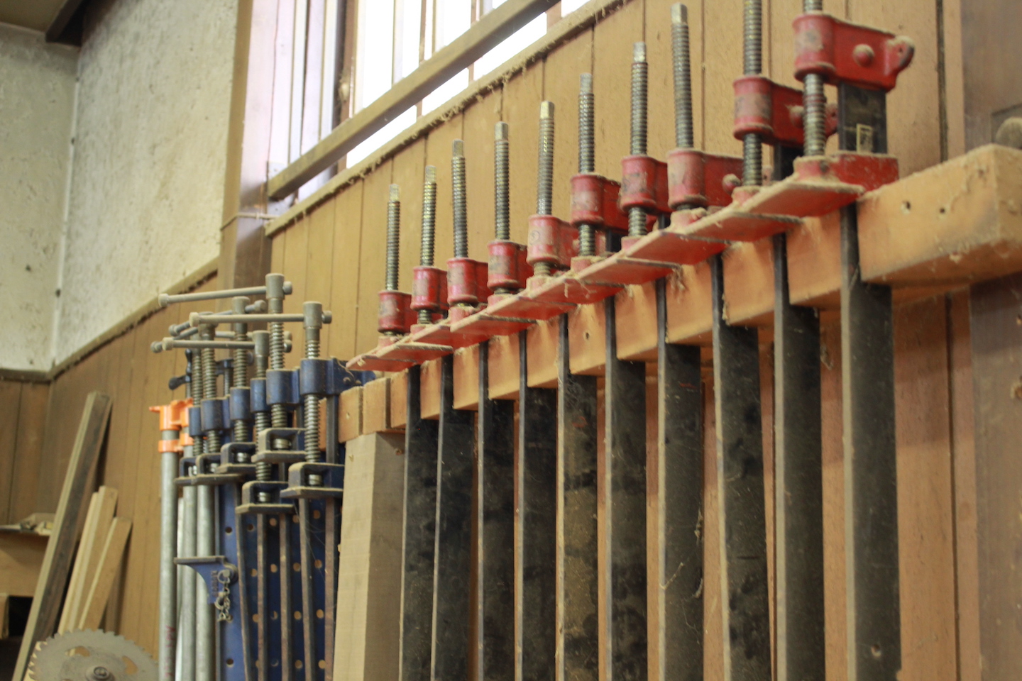 ワークベンチも3台あります。複数人での同時製作も可能です。
