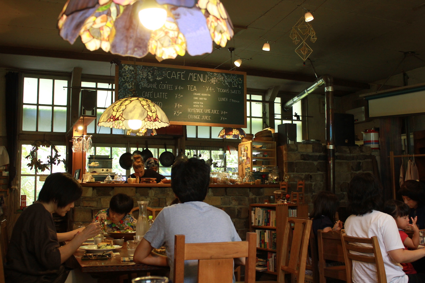 旧職員室がカフェ＆ギャラリーです。
カフェのテーブルや椅子はすべてアーツ＆クラフツビレッジの木工房で製作されました。