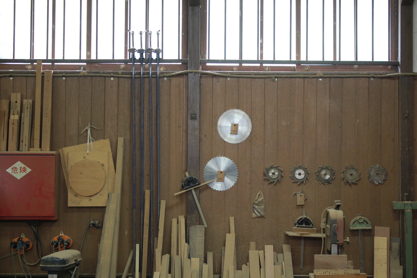 昇降盤、横切盤、手押しカンナ盤、自動カンナ盤、角ノミ盤、ハンドソー、スクローラー（糸ノコ盤）など各種木工機械を完備しています。