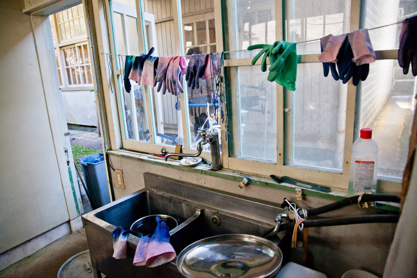 旧給食室は染め工房です。草木染め、藍染め、べんがら染めなど様々な染めが可能です。