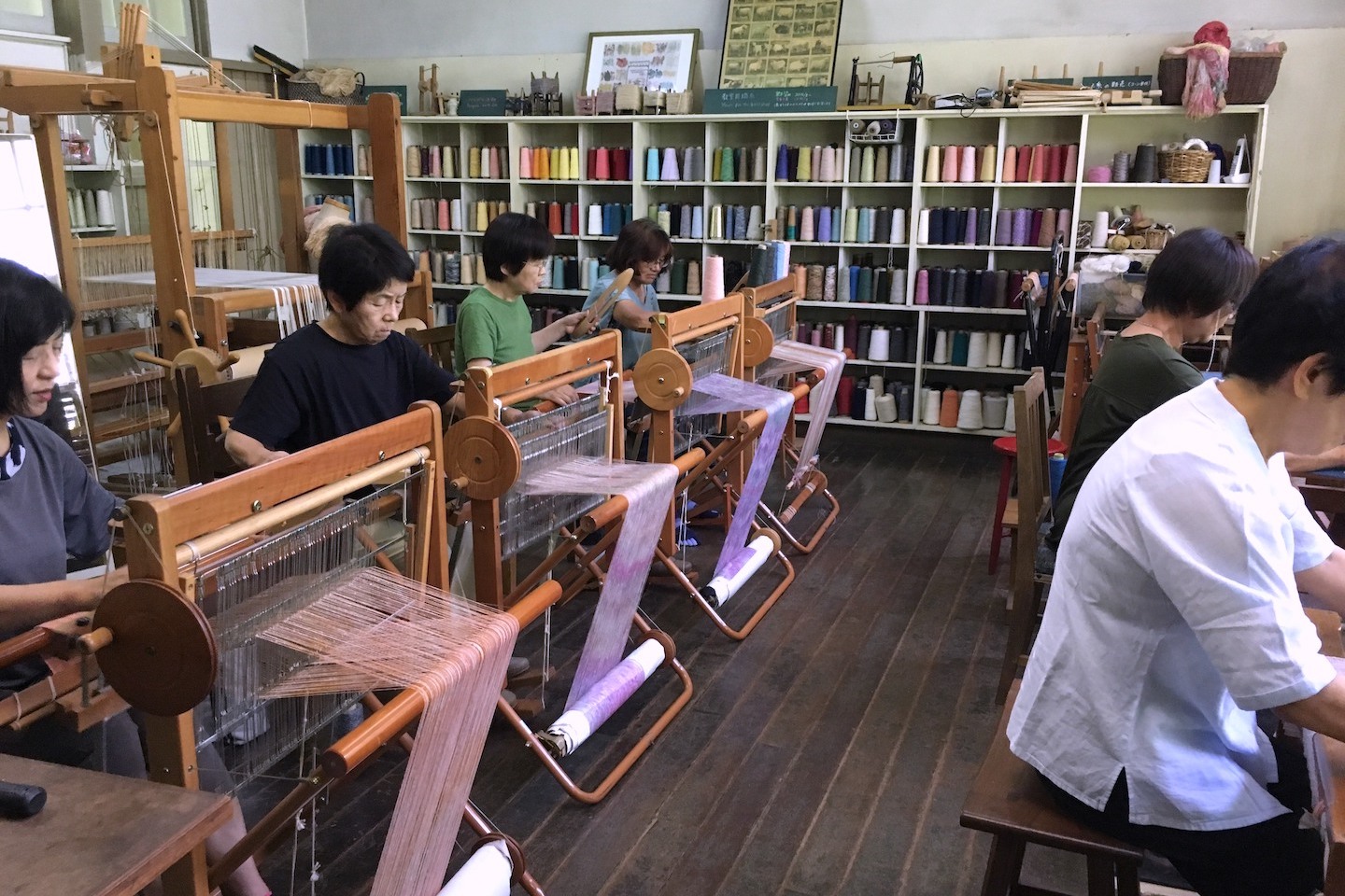 各種の織り機を多数取り揃えています。
めったにお目にかかれない大型の織り機もあります。ぜひ一度挑戦してください。