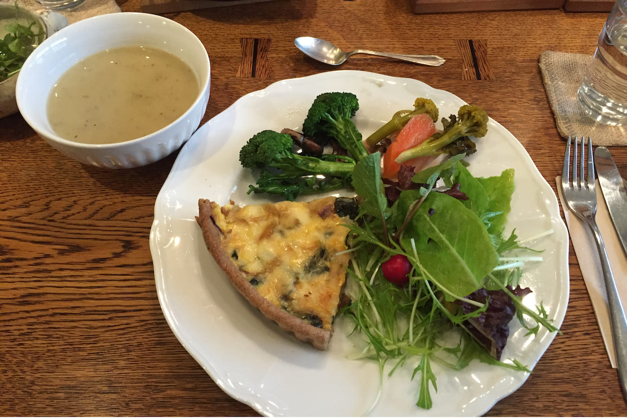 毎日、地元農家や自分たちで育てた野菜を中心に、手作り料理を提供します。